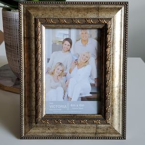Like new! The Victoria Collection 4×6" photo frame